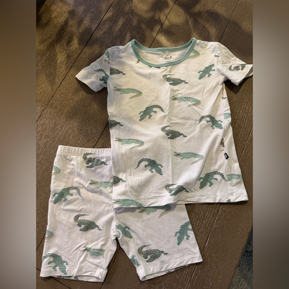 Kyte BABY Alligator Print Pajama Set - Cream and Green
